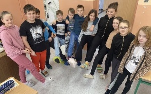 Uczniowie w kapciach w trakcie tygodnia karnawałowego  (2)