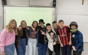 Uczniowie przebrani za swoich idoli. (3)