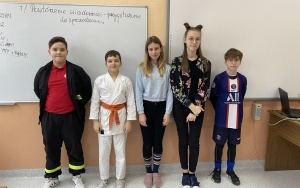 Uczniowie przebrani za swoich idoli. (1)