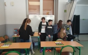 Uczniowie szkoły w trakcie rozgrywek w ramach XII Szkolnego Turnieju Warcabów (2)