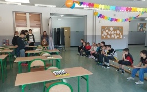 Uczniowie szkoły w trakcie rozgrywek w ramach XII Szkolnego Turnieju Warcabów (4)