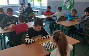 Uczniowie szkoły w trakcie rozgrywek w ramach XII Szkolnego Turnieju Warcabów (5)