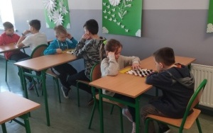 Uczniowie szkoły w trakcie rozgrywek w ramach XII Szkolnego Turnieju Warcabów (6)