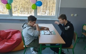 Uczniowie szkoły w trakcie rozgrywek w ramach XII Szkolnego Turnieju Warcabów (7)