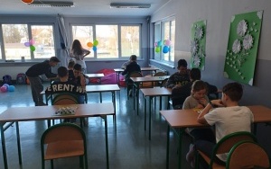Uczniowie szkoły w trakcie rozgrywek w ramach XII Szkolnego Turnieju Warcabów (9)