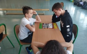 Uczniowie szkoły w trakcie rozgrywek w ramach XII Szkolnego Turnieju Warcabów (11)