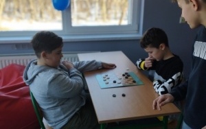 Uczniowie szkoły w trakcie rozgrywek w ramach XII Szkolnego Turnieju Warcabów (12)