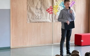 Społeczność szkolna w trakcie akademii z okazji dnia kobiet (3)