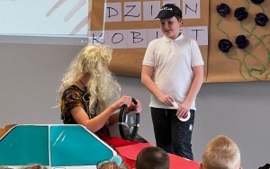 Społeczność szkolna w trakcie akademii z okazji dnia kobiet (5)