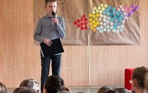Społeczność szkolna w trakcie akademii z okazji dnia kobiet (6)