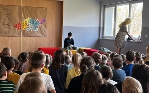 Społeczność szkolna w trakcie akademii z okazji dnia kobiet (8)