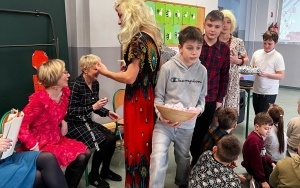 Społeczność szkolna w trakcie akademii z okazji dnia kobiet (10)