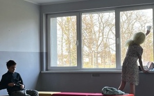Społeczność szkolna w trakcie akademii z okazji dnia kobiet (11)