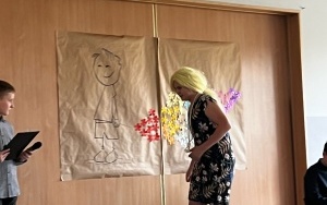 Społeczność szkolna w trakcie akademii z okazji dnia kobiet (12)