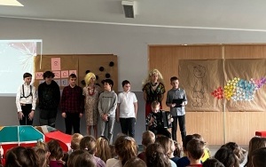Społeczność szkolna w trakcie akademii z okazji dnia kobiet (13)