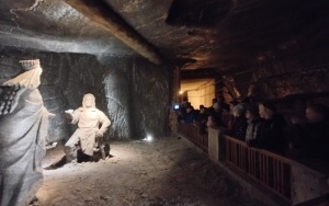 Uczniowie szkoły w trakcie wycieczki do Kopalni Soli w Wieliczce (10)