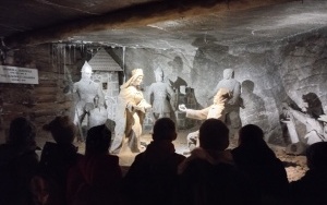 Uczniowie szkoły w trakcie wycieczki do Kopalni Soli w Wieliczce (9)