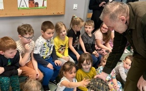 Społeczność szkolna w trakcie żywej lekcji przyrody. (2)