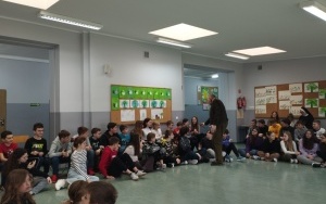 Społeczność szkolna w trakcie lekcji przyrody na żywo. (6)