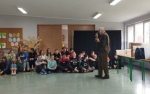 Społeczność szkolna w trakcie lekcji przyrody na żywo. (4)