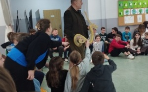 Społeczność szkolna w trakcie lekcji przyrody na żywo. (8)