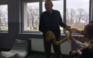 Społeczność szkolna w trakcie lekcji przyrody na żywo. (10)