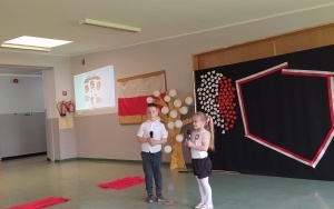 Społeczność szkolna w trakcie obchodów świąt majowych (4)