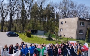 Społeczność szkolna w trakcie obchodów świąt majowych (2)