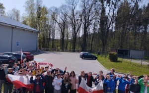 Społeczność szkolna w trakcie obchodów świąt majowych (3)