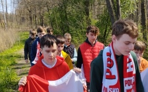 Społeczność szkolna w trakcie obchodów świąt majowych (9)