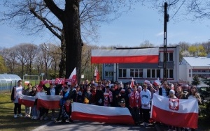 Społeczność szkolna w trakcie obchodów świąt majowych (10)