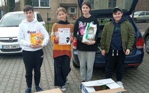Uczniowie w trakcie akcji organizowanych przez Szkolne Koło Wolontariatu (1)